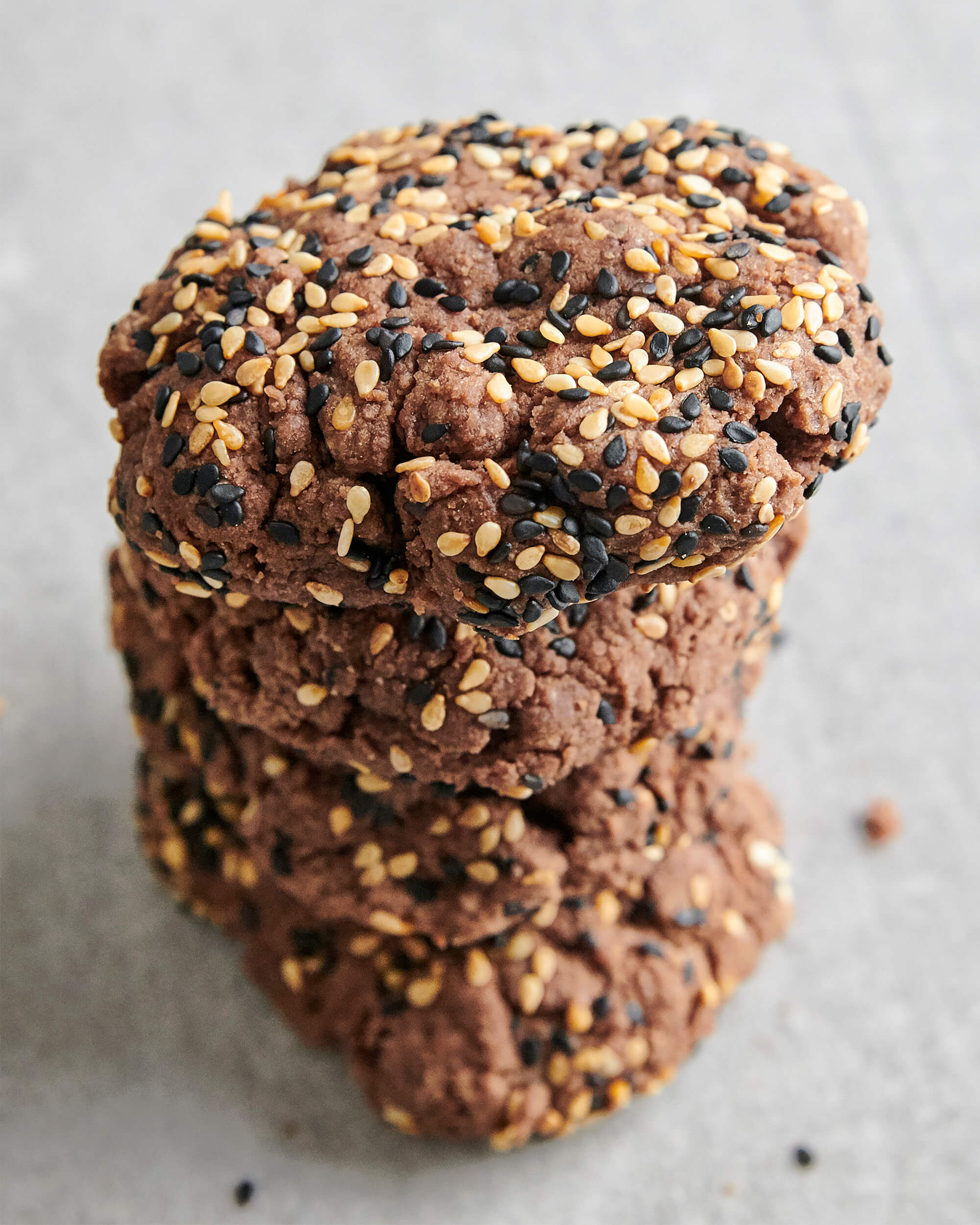 Pile de 4 biscuits choco-tahini garni de graines de sésame blanc et de sésame noir