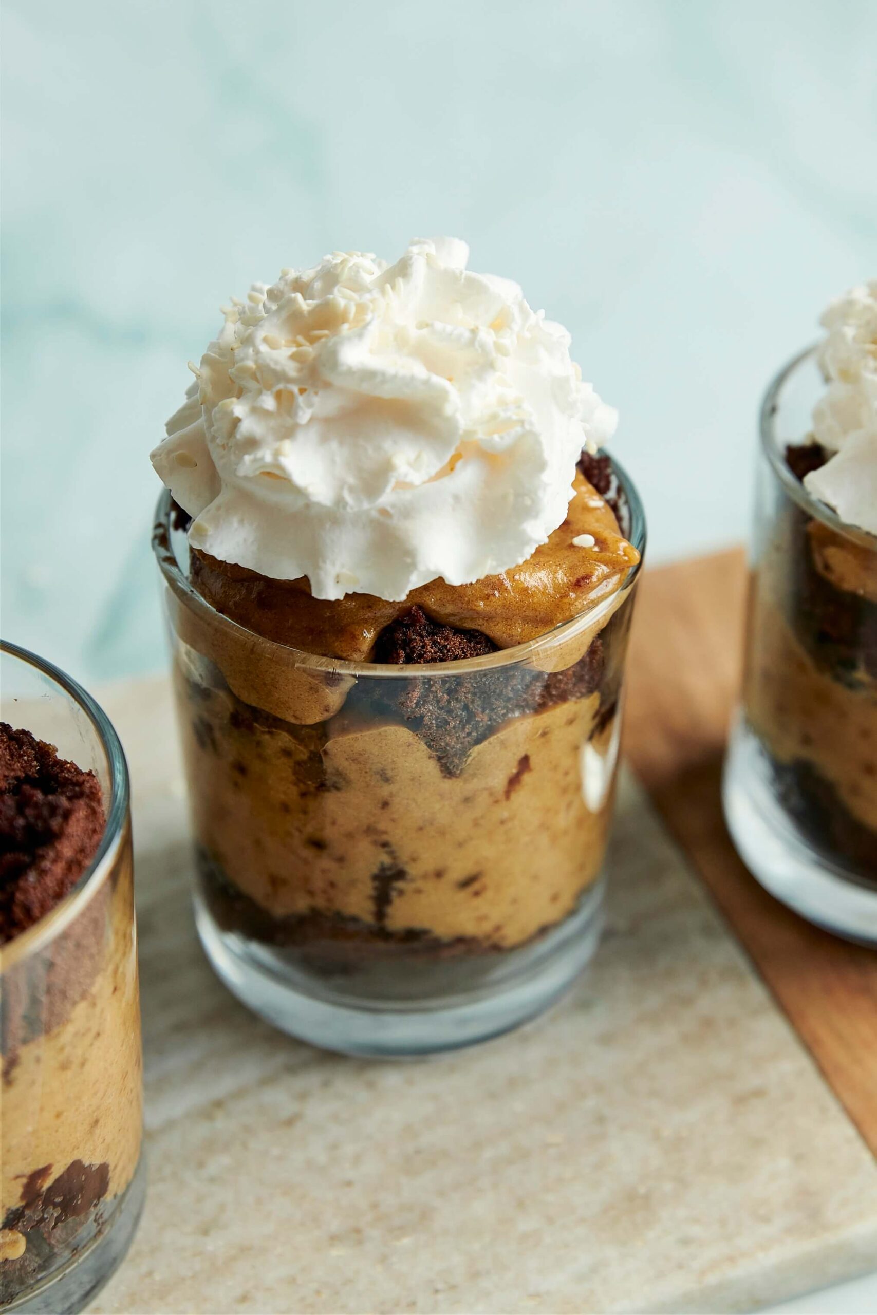 Bagatelles au chocolat et beurre d'arachides dans de petits verre, recouvertes de crème fouettée