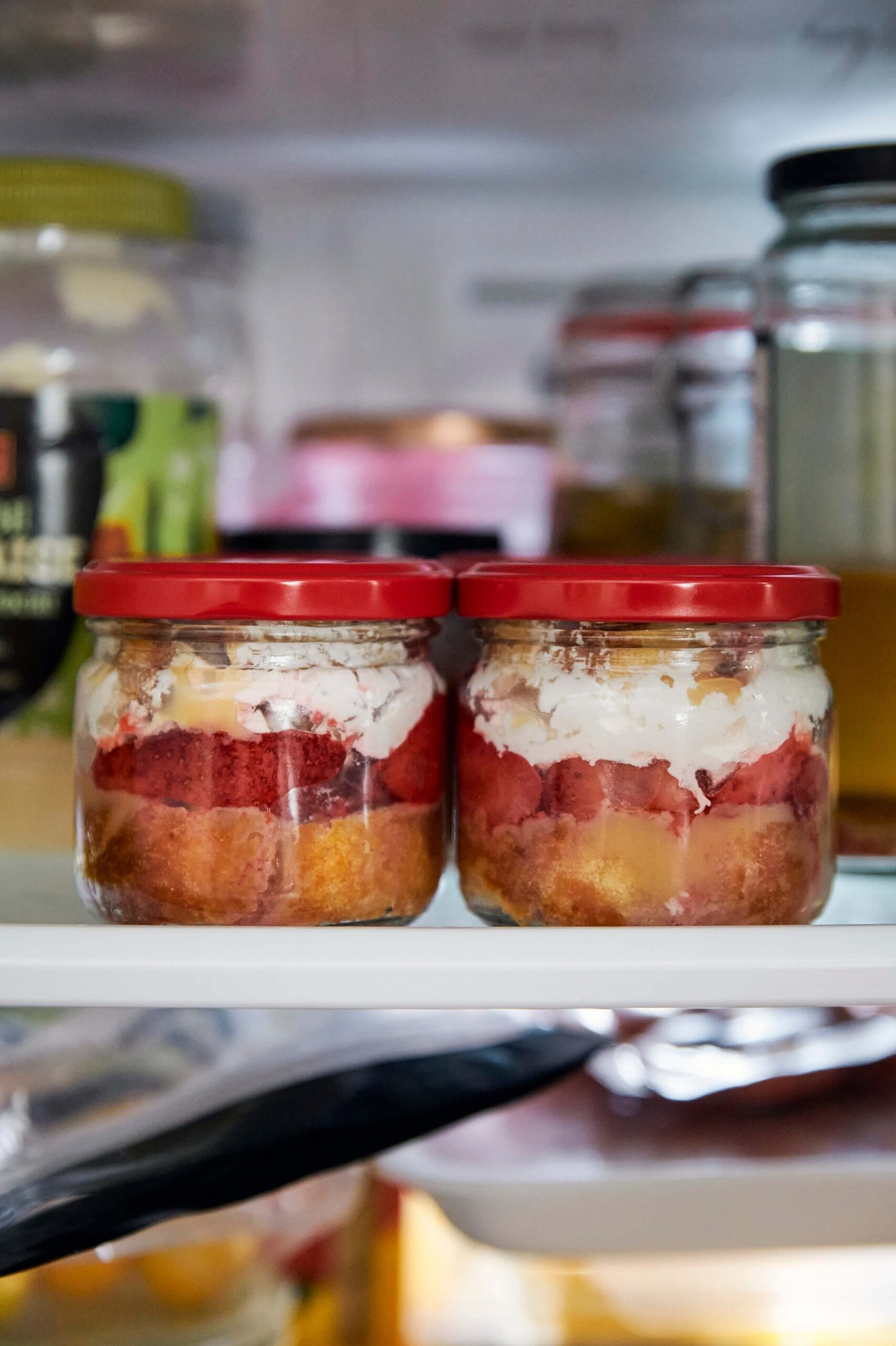 Les deux pots de bagatelles sont dans le frigo, avec leur couvert fermé.