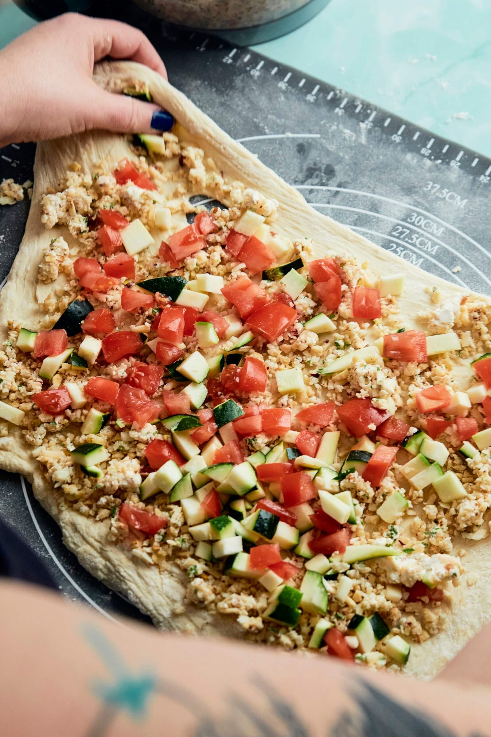 Photo des ingrédients étendus sur la pâte à pizza