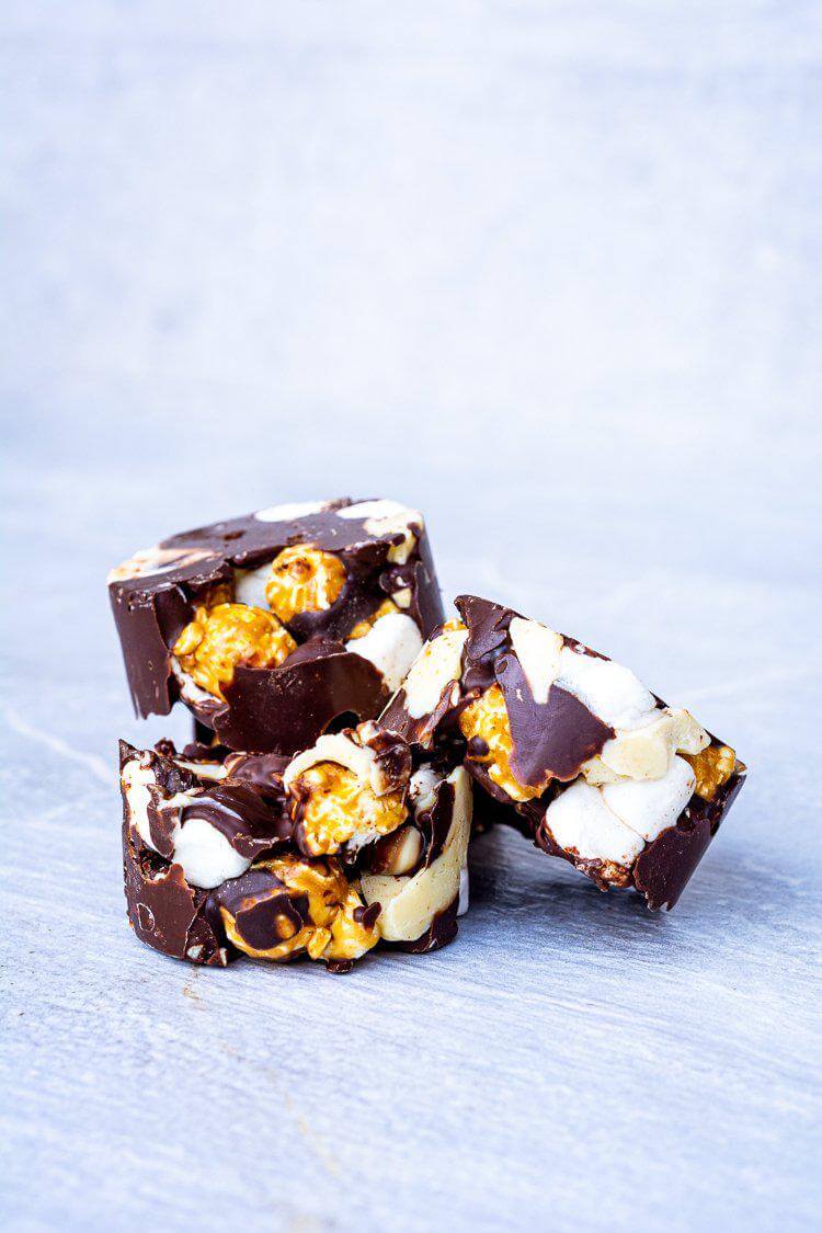 Photo de trois rondelles de chocolat chaud contenant des guimauves et du popcorn