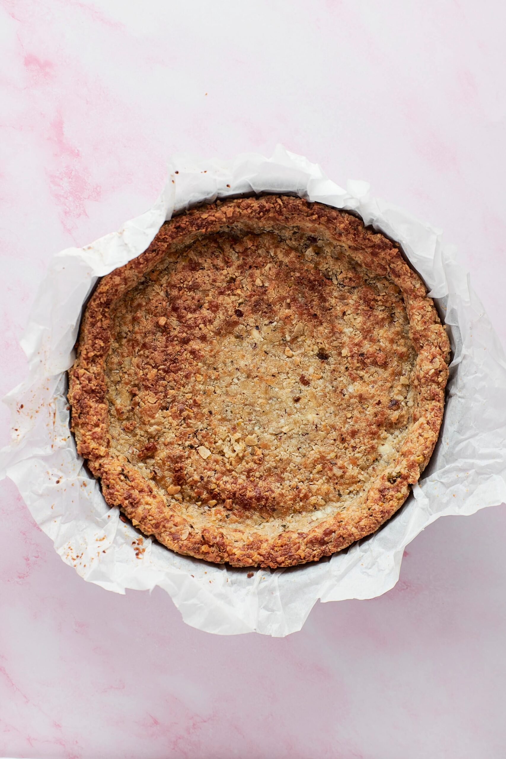 Fond de tarte vue du haut. La croûte de tarte aux noix est cuite.