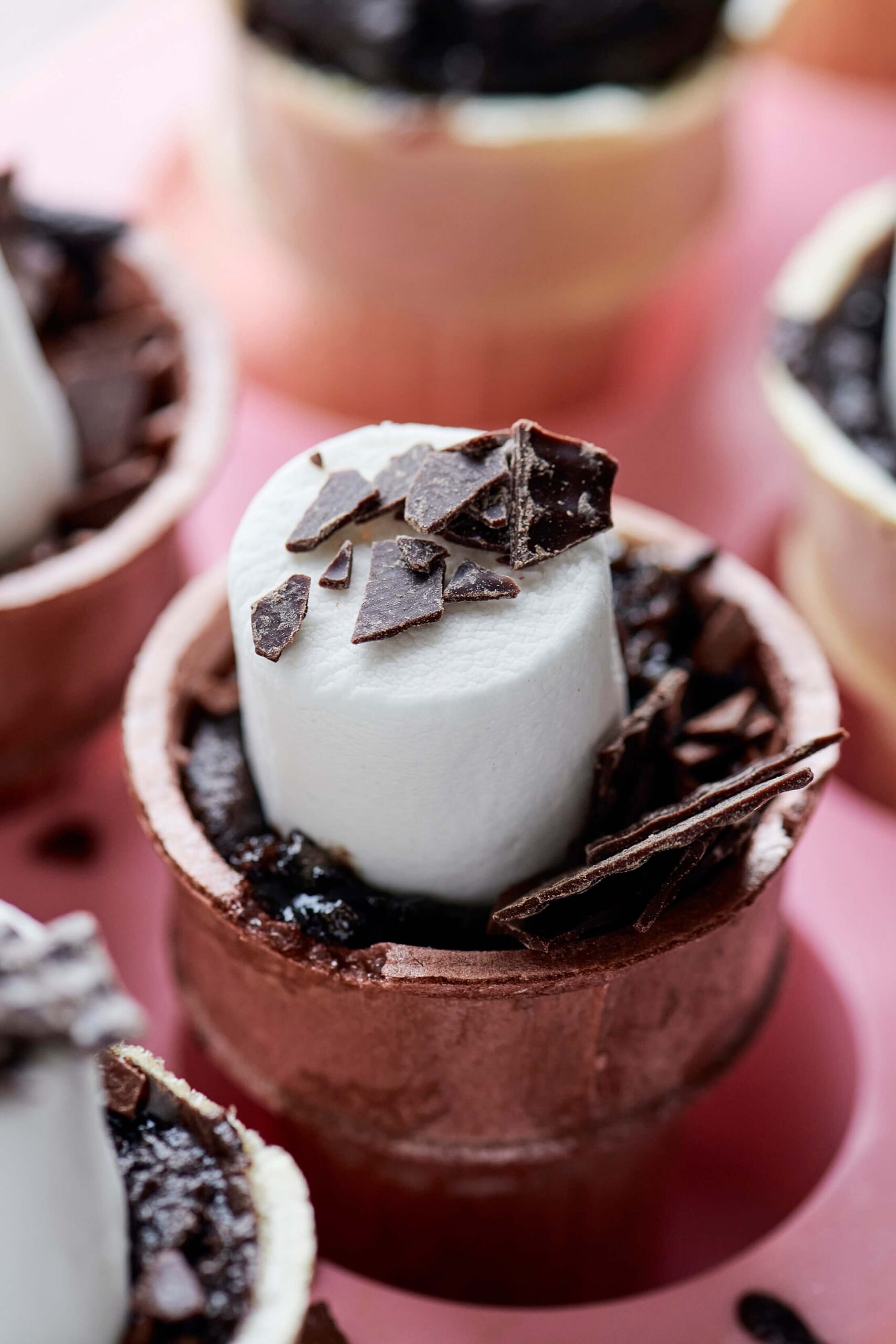 Guimauve déposée sur le mélange à muffin ou gâteau. Quelques copeaux de chocolat ont été ensuite déposés sur la guimauve.