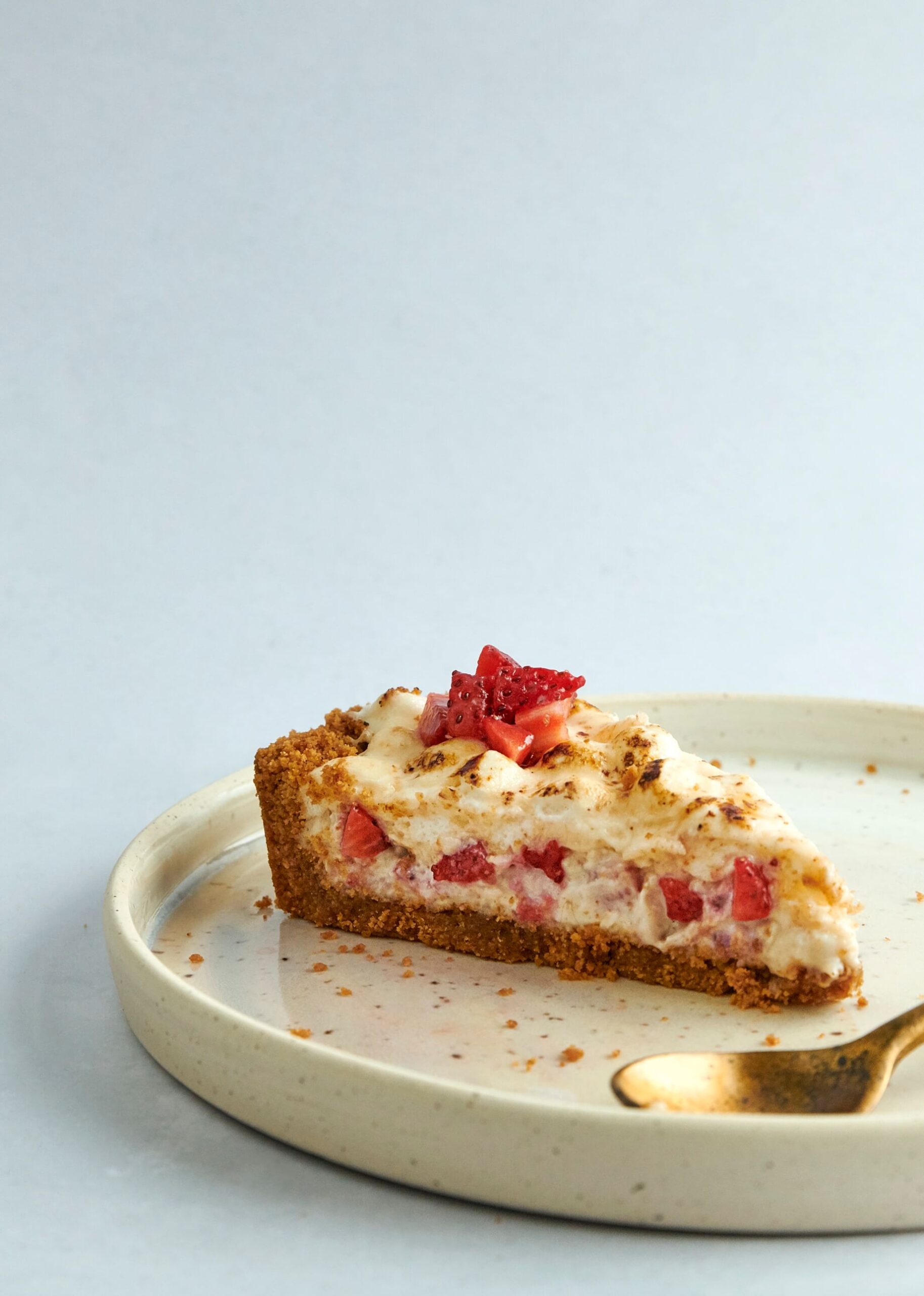 Pointe de tarte aux fraises avec garniture de guimauves grillées dans une assiette