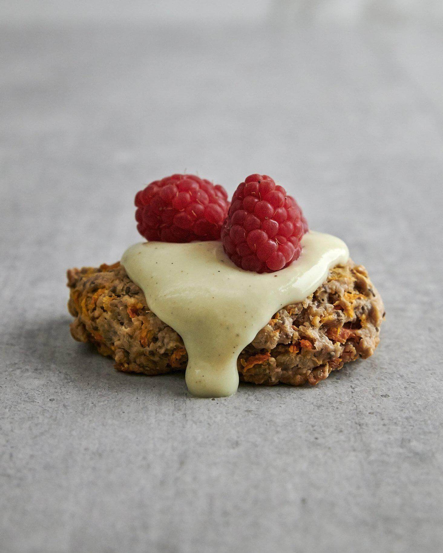 Biscuits fait de surplus de gruau transformé en biscuits pour le déjeuner. Le tout est recouvert de glaçage et de 2 framboises fraiches