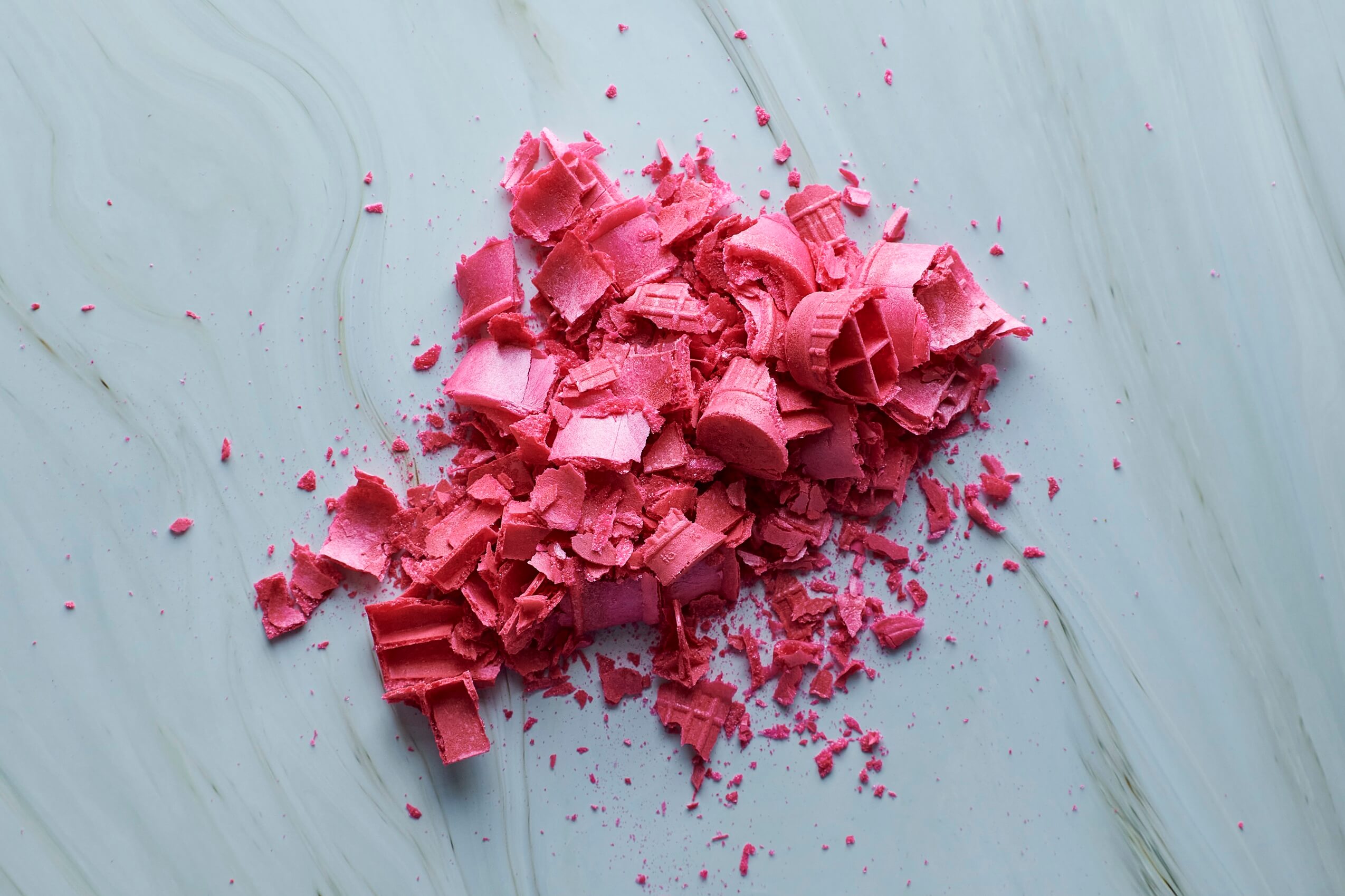 Miettes de cornets à crème glacée roses.