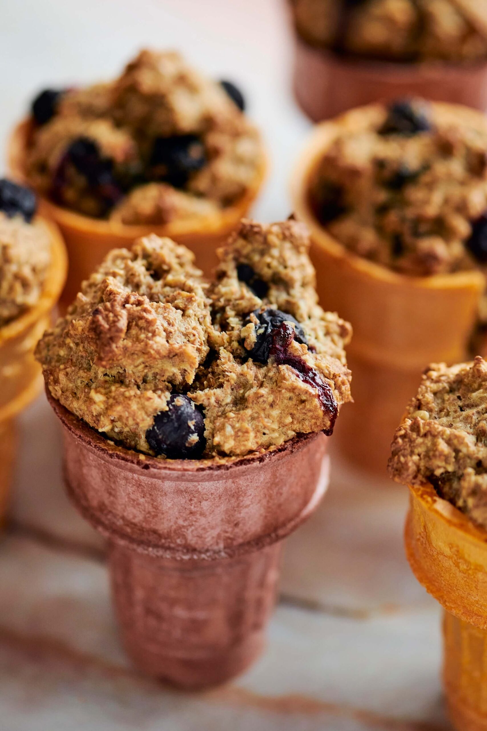 Muffins son et bleuets, qui ont été cuits dans des cornets à crème glacée.
